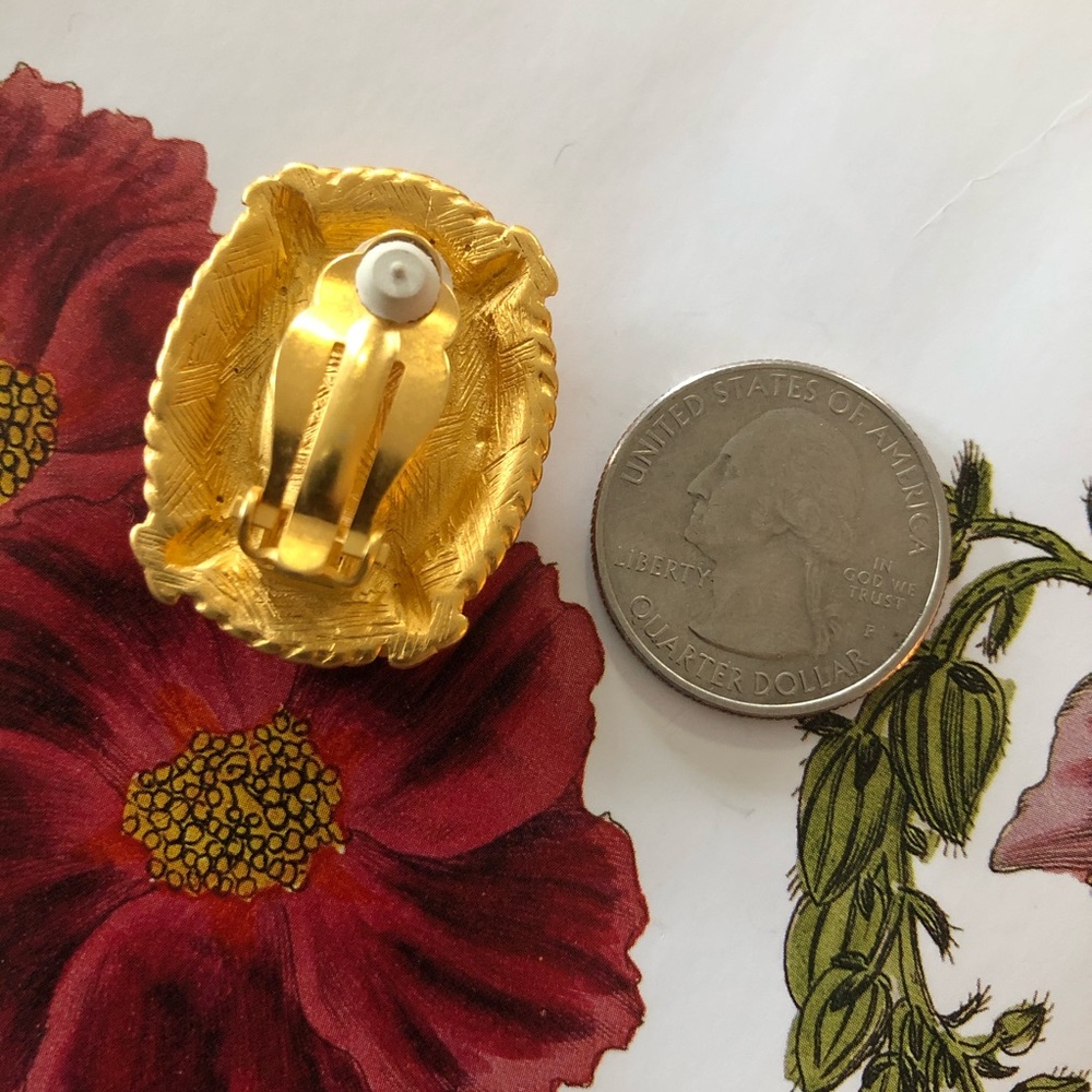 ⭐️ Vintage Gold Tone Crystal Clip On Earrings - Picture 4 of 4
